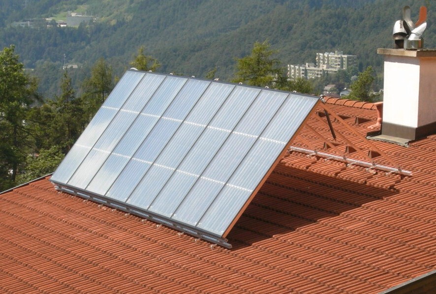 Hausdach mit Solaranlage als angehobene Aufdachbefestigung