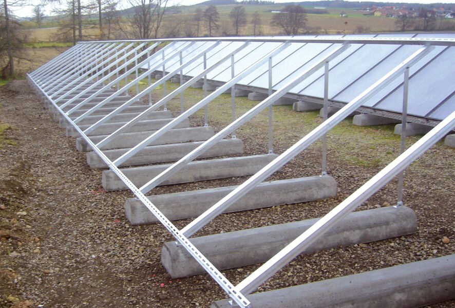 Solaranlage mit Flachdachbefestigung mit Betonsockeln