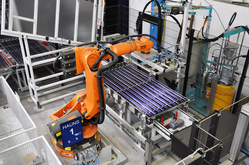 Spezialabdichtung der Solarkollektoren durch Roboterfertigung