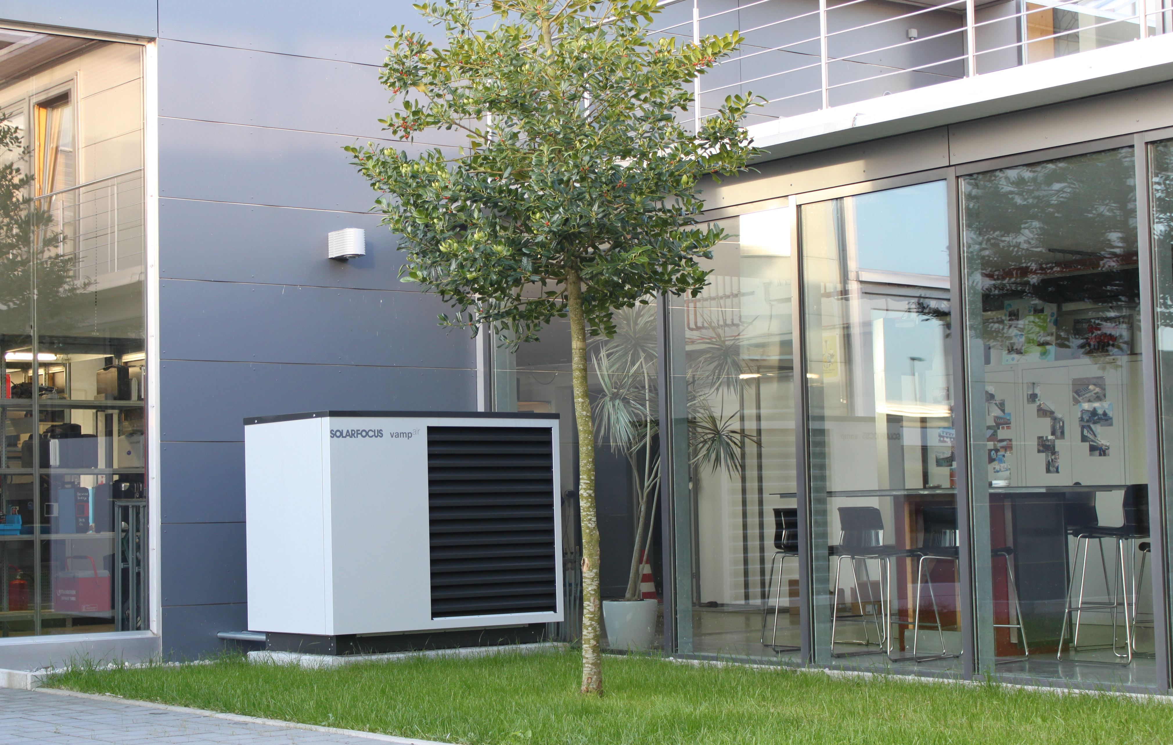 Außen aufgestellte Luftwärmepumpe vampair K15 | © SOLARFOCUS GmbH