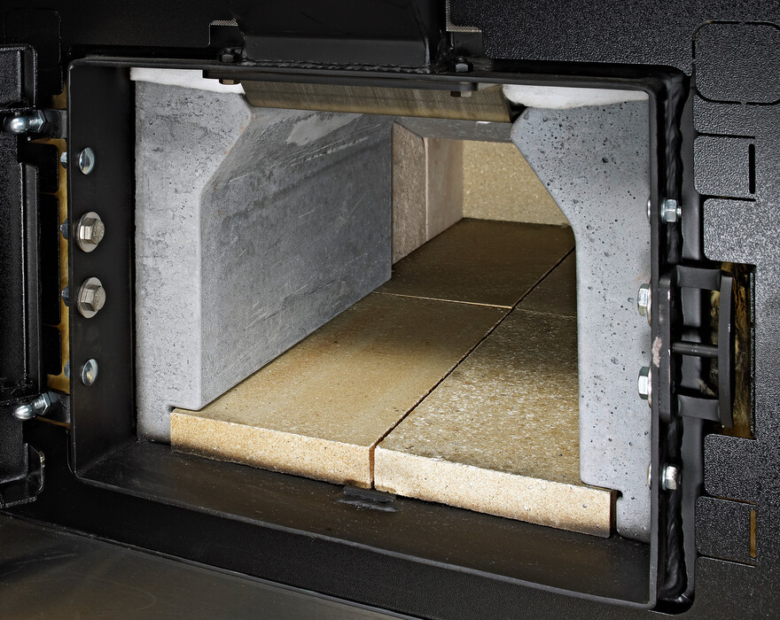 Chambre de combustion de chaudière à biomasse avec briques réfractaires