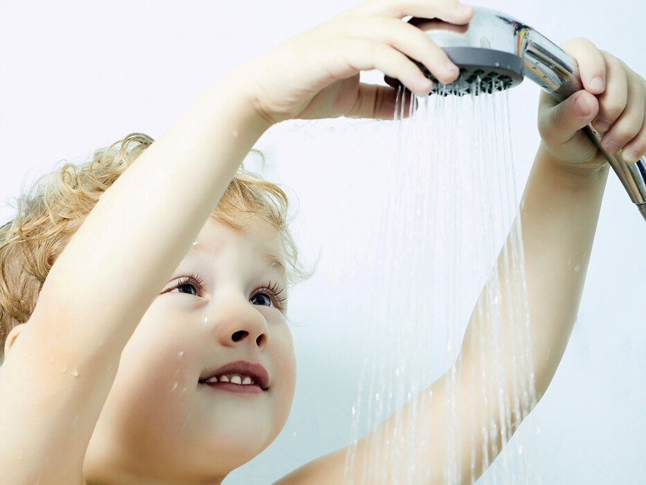 niño juega con agua