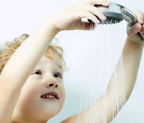 niño juega con agua